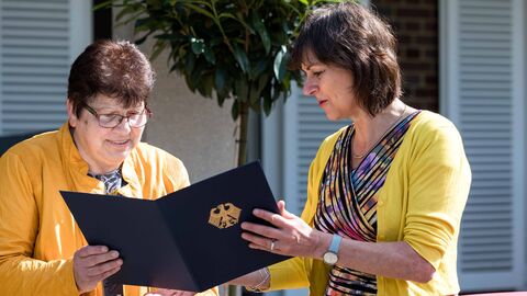 v. l. Bettina Kirchhof und Staatsekretärin Anne Janz v. l. Bettina Kirchhof und Staatsekretärin Anne Janz