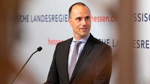 Der rheinland-pfälzische Minister für Wissenschaft und Gesundheit Clemens Hoch bei der Pressekonferenz