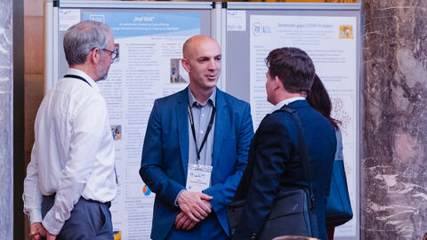 Fachgespräche bei der Posterausstellung: Herr Prof. Dr. Schmid-Chanasit, Universität Hamburg, Herr PD Dr. Wichmann (Robert Koch-Institut) und Herr Dr. Cramer, Coalition for Epidemic Preparedness Innovations 