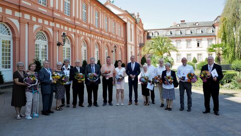 Gruppenfoto von der Verleihung der Pflegemedaille 2022