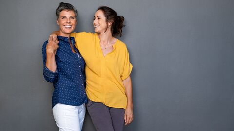 Eine Frau legt den Arm um ihre Freundin