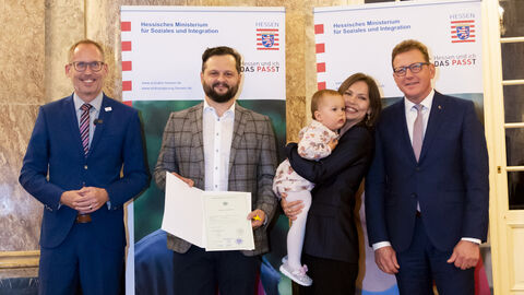 Ehepaar Kyselova-Marchenko mit Tochter aus Frankfurt am Main erhält die Einbürgerungsurkunde