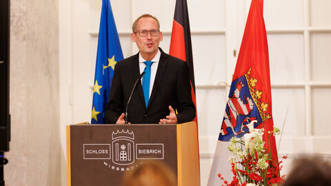 Verleihung Integrationspreis 2022 Sozialminister Klose am Rednerpult bei der Verleihung