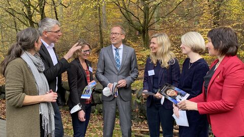 Karen Rohlfs, Projektleitung im bsj e.V. (1. von links), Kai Klose (vierter von links), die Marburger Bürgermeisterin Nadine Bernshausen (3. von rechts), MdL Kathrin Anders (2. von rechts), Monika Stein, Geschäftsführerin des bsj e.V. (1. von rechts) sowie zwei Referent*innen des bsj Marburg für das Projekt AbenteuerKindheit