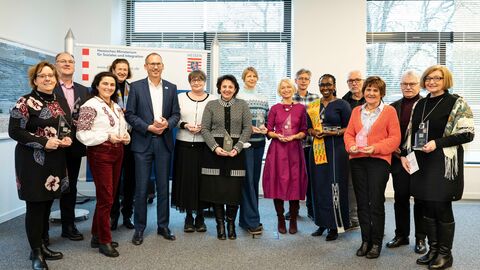 Sozial- und Integrationsminister Kai Klose mit den ausgezeichneten Bürgerinnen und Bürgern