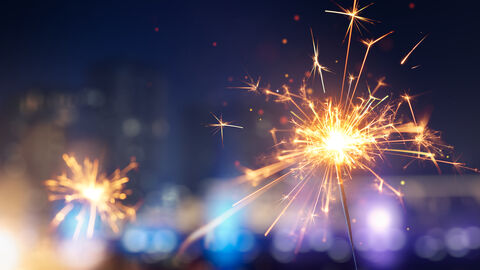 Zwei brennende Wunderkerzen