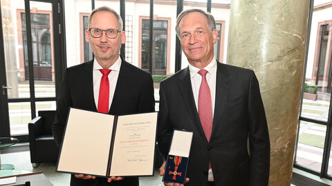 Minister Kai Klose verleiht Dr. Klaus Exner aus Königstein das Verdienstkreuz am Bande.
