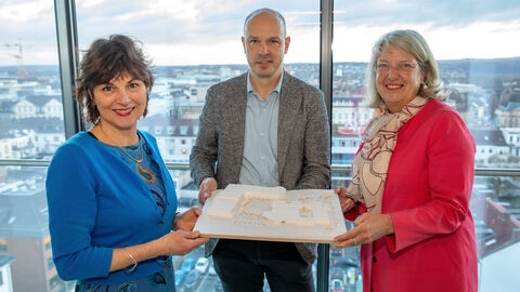 Für den Um- und Neubau der Kasseler Werkstatt I gibt es fast 3 Mio. Euro Landesmittel. Die Hessische Staatssekretärin für Soziales und Integartion Anne Janz, der Vorstandsvorsitzende der Sozialgruppe Kassel Mike Alband-Nau und die Kasseler Bürgermeisterin Ilona Friedrich halten ein Architekturmodell der Kasseler Werkstatt I in den Händen (v.l.)..