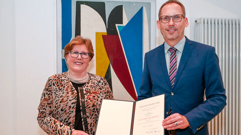 Johanna Wurzel und Sozialminister Klose bei der Übergabe des Verdientskreuzes