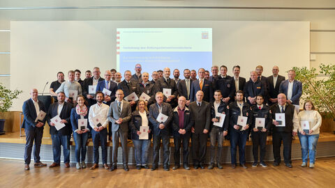 Minister Kai Klose hat insgesamt 43 ehrenamtliche Rettungskräfte für ihr Engagement im Rettungsdienst mit dem Rettungsdienstehrenzeichen ausgezeichnet