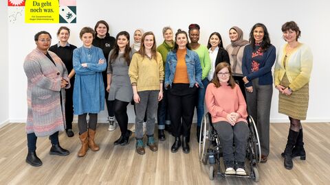 Gruppenbild der Trainer*innen mit Staatssekretärin Janz