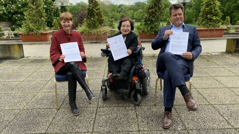 v.l. Prof. Dr. Helga Seel Geschäftsführerin der Bundesarbeitsgemeinschaft für Rehabilitation e.V., Rika Esser Beauftragte der Hessischen Landesregierung für Menschen mit Behinderungen und Jürgen Dusel Beauftragter der Bundesregierung für die Belange von Menschen mit Behinderungen