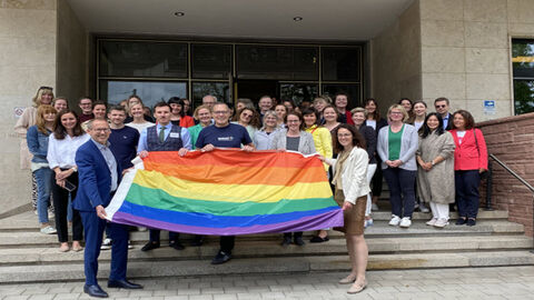 Menschen zeigen Flagge