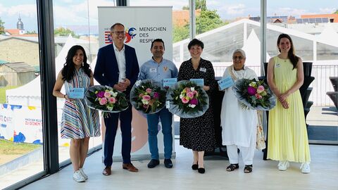 Minister Kai Klose hat auf dem Hessentag die Integrationshelfer*innen Marina Homsi, Peyman Maleki, Olga Royak und Perminder Kaur Jasuja als "Menschen des Respekts" ausgezeichnet