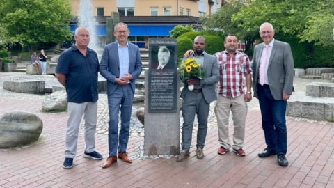 Minister Kai Klose (2.v.l.) zusammen mit Einbürgerungslotsen aus Lohfelden und dem Bürgermeister Uwe Jäger (1.v.r.) 