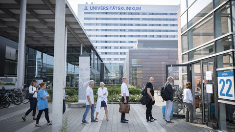 Großer Andrang bei der Anmeldung zum Corona-Symposium