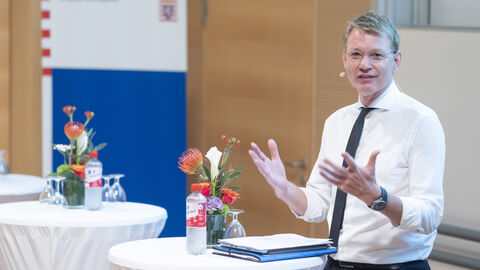 Prof. Dr. Jürgen Graf (Vorstandsvorsitzender und Ärztlicher Direktor des Uniklinikums Frankfurt) bei seiner Begrüßungsrede Prof. Dr. Jürgen Graf (Vorstandsvorsitzender und Ärztlicher Direktor des Uniklinikums Frankfurt) bei seiner Begrüßungsrede