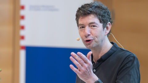 Prof. Dr. Christian Drosten (Charité Berlin) bei seinem Vortrag  "Wellen und Varianten"