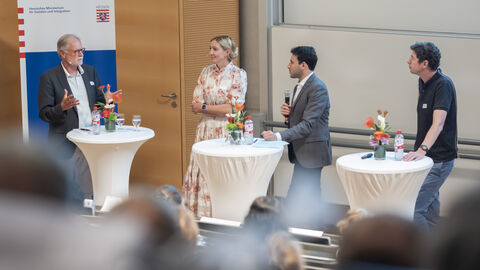 Diskussionsrunde mit Prof. Dr. Volker Mosbrugger (Institut für Geowissenschaften der Goethe-Universität), Prof. Dr. Sandra Ciesek (Uniklinikum Frankfurt), Moderator Sherif Rizkallah und  Prof. Dr. Christian Drosten (Charité Berlin)