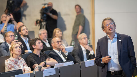 Prof. Dr. Heyo Kroemer bei seinem Vortrag "Corona als Herausforderung für die Universitätsmedizin – Erfahrungen mit dem SAVE-Konzept"