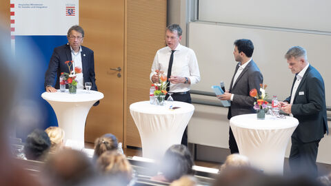 Diskussion zum Thema "Corona stationär" mit Prof. Dr. Heyo K. Kroemer (Vorstandsvorsitzender der Berliner Charité), Prof. Dr. Jürgen Graf (Vorstandsvorsitzender und Ärztlicher Direktor des Uniklinikums Frankfurt), Moderator Sherif Rizkallah und Prof. Dr. Steffen Gramminger (Direktor der Hessischen Krankenhausgesellschaft)