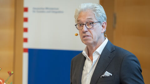 Dr. Andreas Gassen (KBV) bei seinem Vortrag "Corona aus vertragsärztlicher Sicht"