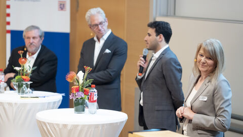 Diskussion zum Thema Corona ambulant mit Frank Dastych (KVH), Dr. Andreas Gassen (KBV), Moderator Sherif Rizkallah und der niedergelassene Ärztin Dr. Carola Koch