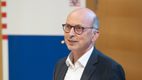 Dr. Johannes Nießen (BVÖGD) bei seinem Vortrag "Das Virus und der öffentliche Gesundheitsdienst – Lessons Learned"