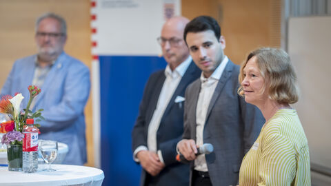 Diskussionsrunde zum Thema "Corona und der ÖGD" mit Dr. Jürgen Krahn, Dr. Johannes Nießen (BVÖGD), Moderator Sherif Rizkallah und Dr. Birgit Wollenberg Diskussionsrunde zum Thema "Corona und der ÖGD" mit Dr. Jürgen Krahn (Leiter des Gesundheitsamts Darmstadt), Dr. Johannes Nießen (BVÖGD), Moderator Sherif Rizkallah und Dr. Birgit Wollenberg (Leiterin des Gesundheitsamts Marburg-Biedenkopf)
