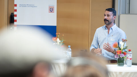 Dr. Dario Tedesco, Bereich Innovation in Gesundheits- und Sozialdienstleistungen, Generaldirektion Bevölkerung, Gesundheit und Wohlfahrt der hessischen Partnerregion Emilia-Romagna bei seinem Vortrag Dr. Dario Tedesco, Bereich Innovation in Gesundheits- und Sozialdienstleistungen, Generaldirektion Bevölkerung, Gesundheit und Wohlfahrt der hessischen Partnerregion Emilia-Romagna bei seinem Vortrag