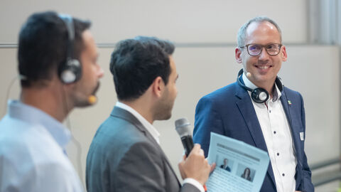 Abschlussrunde mit Dr. Dario Tedesco (Bereich Innovation in Gesundheits- und Sozialdienstleistungen in der hessischen Partnerregion Emilia-Romagna), Moderator Sherif Rizkallah und Staatsminister Kai Klose