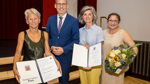 Professorin Dr. Med. Dr. h.c. Vera Reitz-Zagrosel, Sozialminister Kai Klose, Mila Kovacevic und Nil Esra Dagistan (wif e.V.) ( v.l.n.r.)