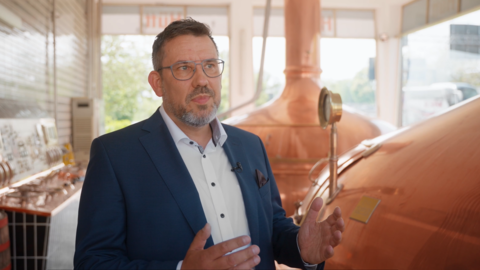 Kai Salzmann, Geschäftsführer der Hütt-Brauerei steht vor einem Braukessel