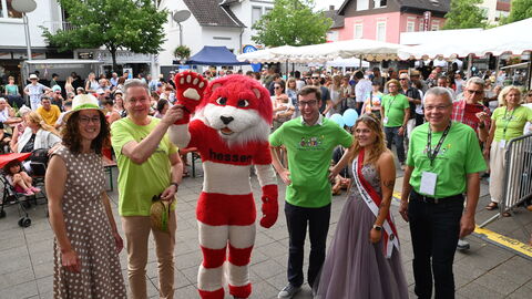 Eröffnung des 11. Hessischen Familientags auf dem Schillerplatz mit (v.l.) der Hessischen Wissenschaftsministerin Angela Dorn, dem Stiftungsratsvorsitzenden der Karl Kübel Stiftung, Matthias Wilkes, dem Hessenlöwen, dem Ersten Stadtrat Marius Schmidt, Spargelkönigin Ayleen I. und Bürgermeister Gottfried Störmer. 