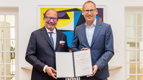 Staatsminister Kai Klose verleiht das Verdienstkreuz 1. Klasse des Verdienstordens der Bundesrepublik Deutschland an Prof. Robert Sader.