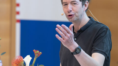 Corona-Symposium Hessen 		Vortrag: "Wellen und Varianten" Prof. Dr. Es spricht: Christian Drosten, Leiter der Virologie in der Berliner Charité