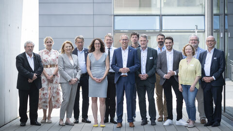 Gruppenbild der Teilnehmer: Corona-Symposium: Expert*innen diskutieren Lehren aus der Pandemie