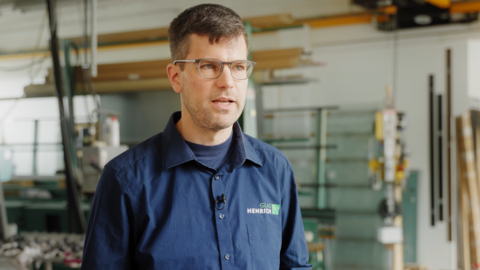 Mitarbeiter der Firma Glas Heinrich schaut in Kamera und spricht