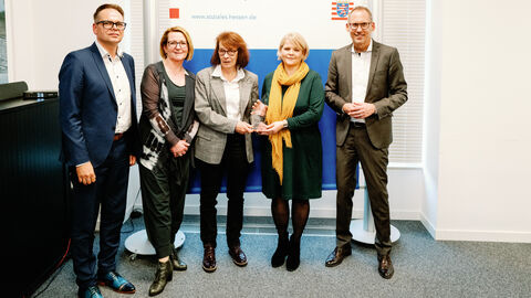 Ein Teil des Teams von Lacrima gemeinsam mit Sozialminister Klose. Sie stehen nebeneinander und lächeln.