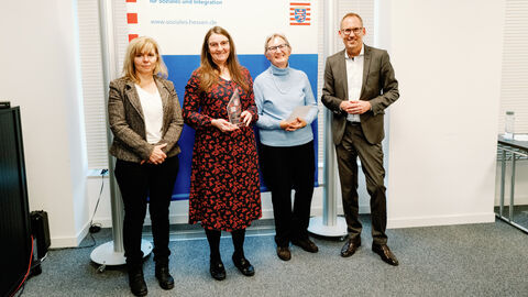 Vertreterinnen des Anonymen Sorgentelefons gemeinsam mit Sozialminister Klose. Sie stehen nebeneinander und lächeln.