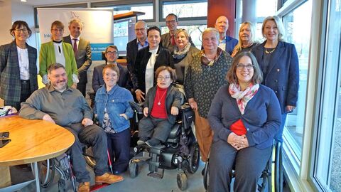 66. KBB in Potsdam Die 17 Behindertenbeauftragten von Bund und Ländern in 3 Reihen zum Fotos aufgestellt