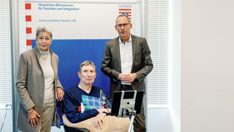 Presiträger Dr. Michael Hentschel mit seiner Begleitung Ulrike Ihlefeld neben Sozialminister Klose. Alle schauen in die Kamera.