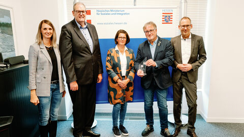 Vertreter*innen des Gudensberger Patenschaftsvereins Vertreterinnen und Vertreter des Gudensberger Partnerschaftsvereins mit Sozialminister Klose. Alle schauen in die Kamera.