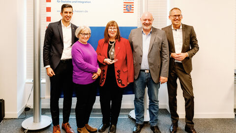 Das Team von „Das Lädchen“ gemeinsam mit Sozialminister Klose. Alle stehen nebeneinander und lächeln.