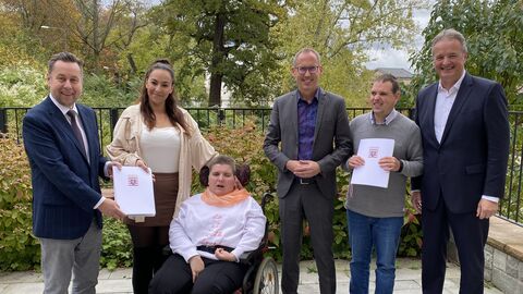 Sozial- und Integrationsminister Kai Klose hat einen Förderbescheid über 1,14 Mio. Euro für den Neubau der Tagesförderstätte der AWO Integra in Höchst im Odenwald an den Kreisausschuss des Odenwaldkreises und die AWO Integra übergeben