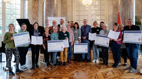 Sozial- und Integrationsminister Kai Klose ehrt die Preisträger des Wettbewerbs "Aktion Generation – lokale Familien stärken" im Schloss Biebrich