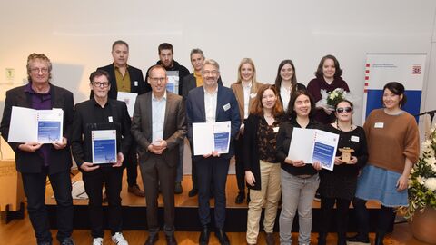 Gruppenbild der Preisträger des Landespreises für beispielhafte Beschäftigung