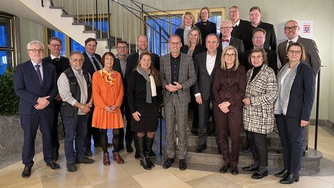Neues Bündnis Fachkräftesicherung Hessen Teilnehmerinnen und Teilnehmer des Neuen Bündnis Fachkräftesicherung Hessen stehen gemeinsam vor einer Treppe zum Gruppenbild aufgestellt.