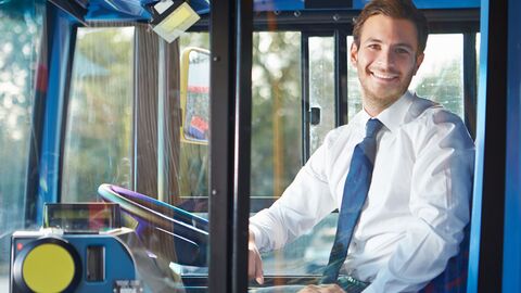 Ein lächelnder Busfahrer in einem Bus