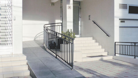 Eine Rampe für Rollstuhlfahrer am Eingang in einem Wohnhaus